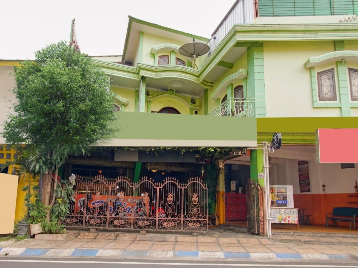 Oyo Life 3103 Opo Homestay & Kost Malang Exterior foto
