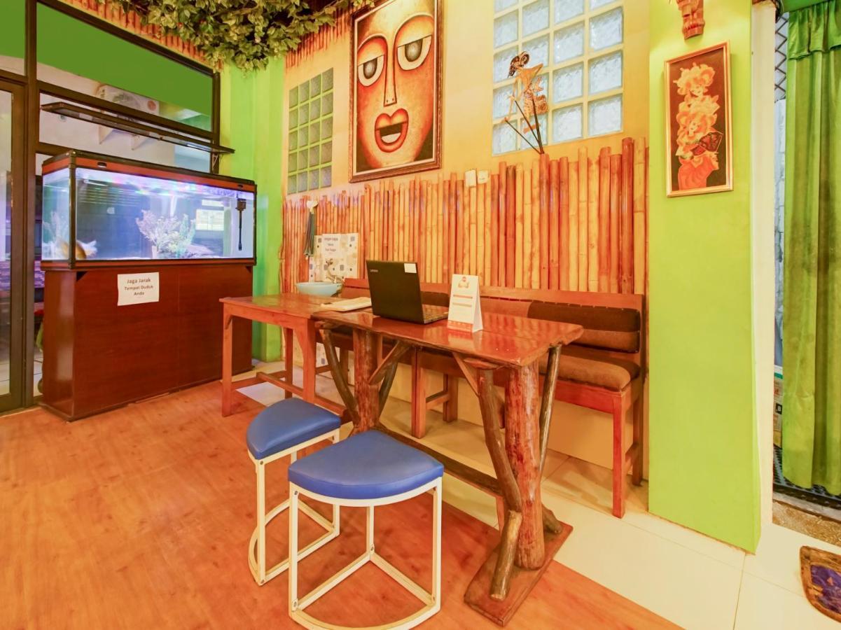 Oyo Life 3103 Opo Homestay & Kost Malang Exterior foto