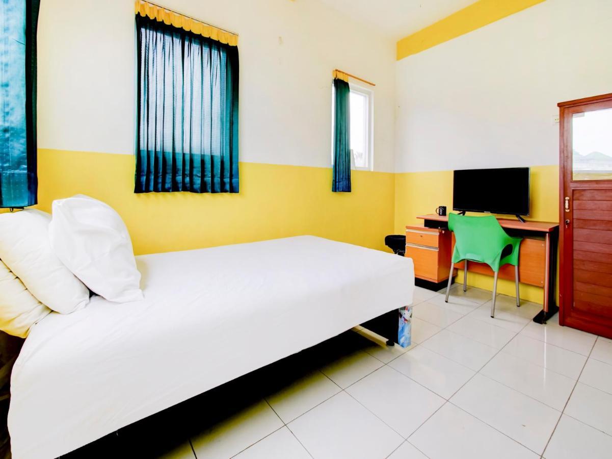 Oyo Life 3103 Opo Homestay & Kost Malang Exterior foto