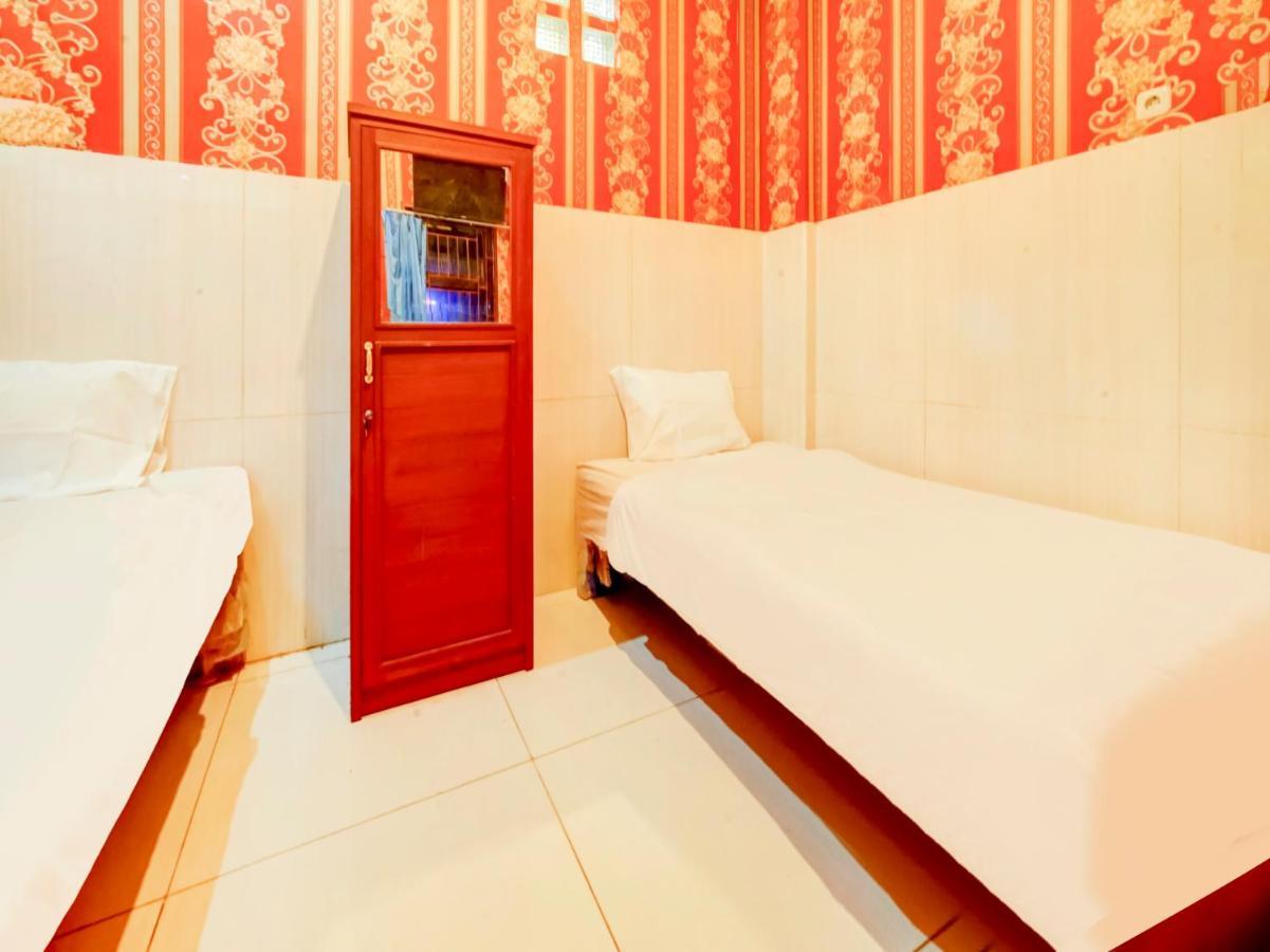 Oyo Life 3103 Opo Homestay & Kost Malang Exterior foto