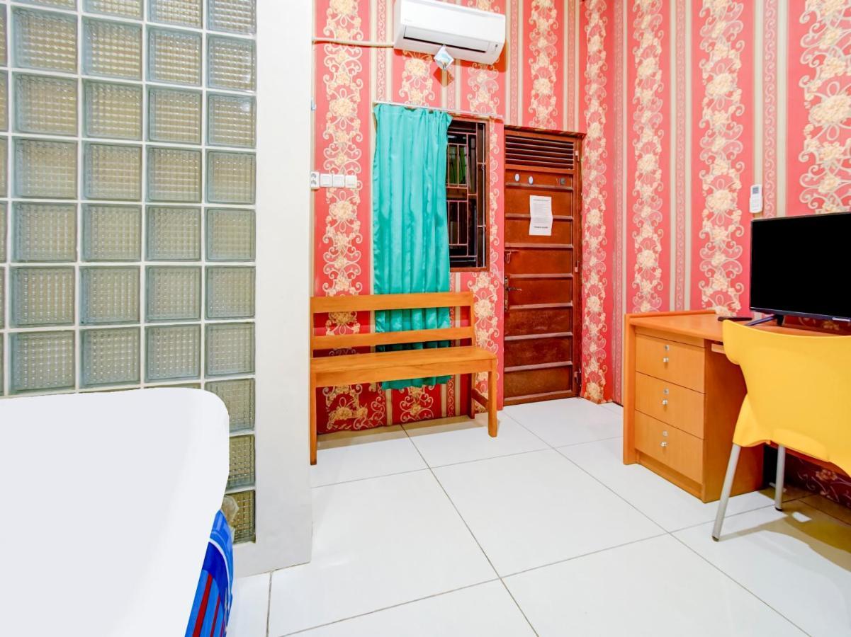 Oyo Life 3103 Opo Homestay & Kost Malang Exterior foto