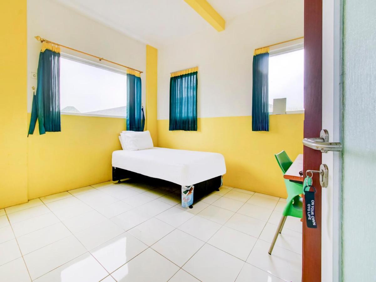 Oyo Life 3103 Opo Homestay & Kost Malang Exterior foto